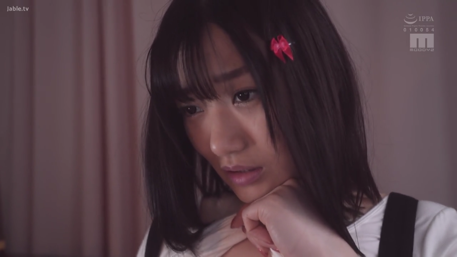 室内 · 低头 · 眼镜 · 脸部特写 · 职业装 · 痛苦 · 亚洲女性 · 啜泣