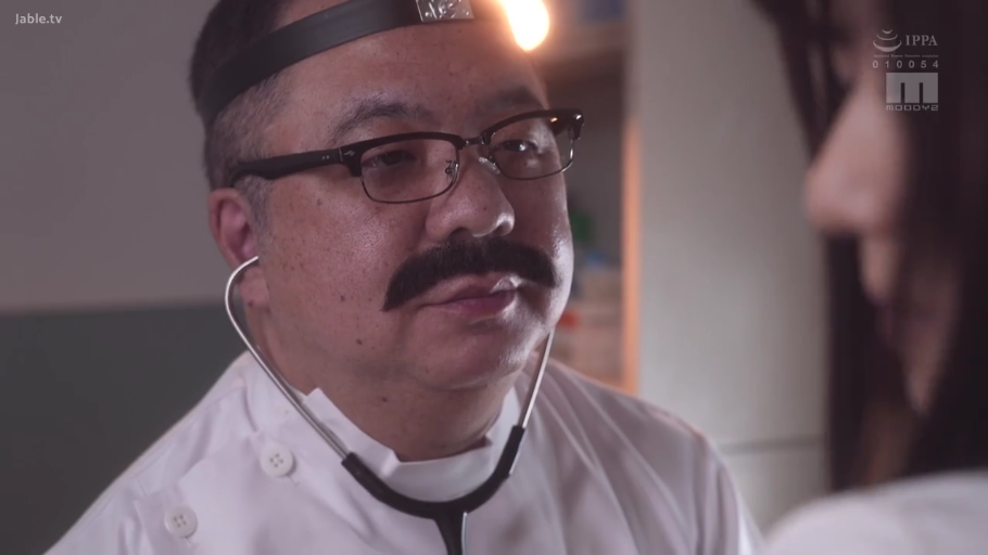 室内 · 忧郁 · 面部特写 · 白色上衣 · 注视 · 红色发夹 · 正面坐姿 · 齐刘海