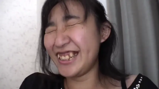 专注 · 全裸 · 卧室 · 马赛克 · 跪姿 · 被褥 · 手淫 · 生殖器
