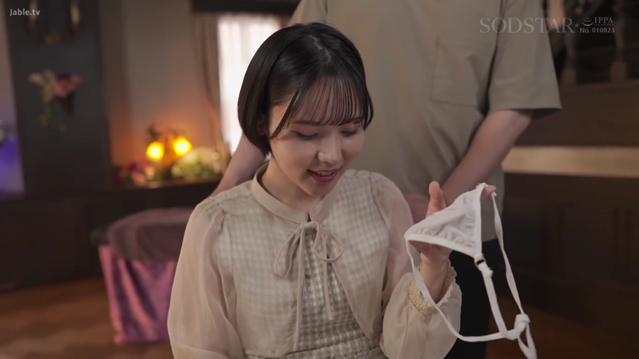 室内 · 座り姿勢 · 顔のクローズアップ · 日常 · 大笑 · 展示内裤 · ベージュのシャツ · 白いレースのパンティ