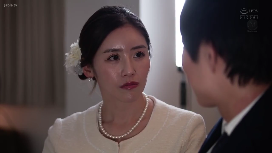 室内 · 忧郁 · 脸部 · 站立 · 职业装 · 对视 · 熟女 · 珍珠项链