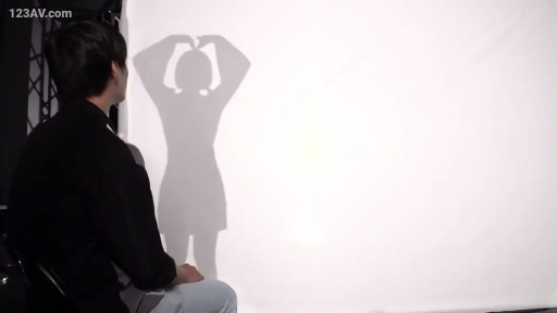 坐姿 · 中景 · 黑色上衣 · 影棚 · 观看 · 幕布 · 影子剪影