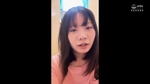 室内 · 脸部 · 自然 · 凝视 · 粉色上衣 · 正对面 · 齐刘海