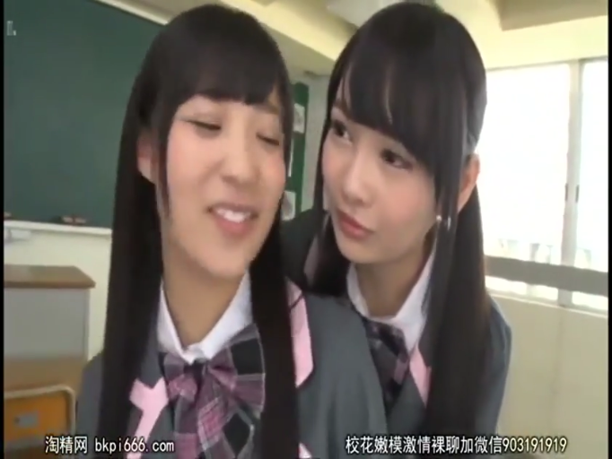 校服 · 教室 · 微笑 · 面部特写 · 女同 · 亲密互动 · 相互依偎