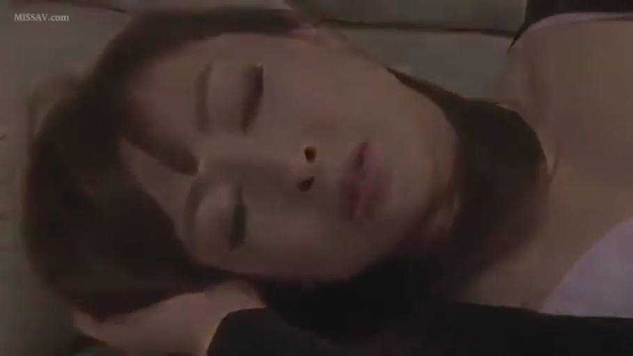 坐姿 · 中景 · 摆拍 · 黑丝袜 · 注视 · JK制服 · 红色沙发 · 影棚