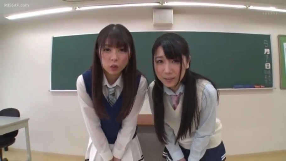 Classroom · 面部特写 · Gaze · 黑板 · JK Uniform · 双人 · 弯腰俯身 · 疑惑