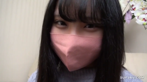 室内 · 面对镜头 · 面部特写 · 注视 · 口罩 · 粉色口罩 · 眼神含笑 · 戴口罩的女孩