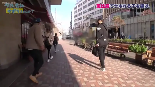 自然 · 休闲装 · 远景 · 街道 · 行走 · 背包 · 素人 · 街头搜寻