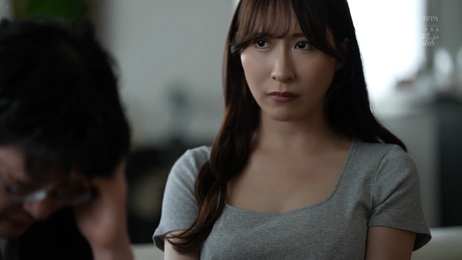 室内 · 坐姿 · 严肃 · 半身特写 · 剧情 · 凝视 · 灰色短袖