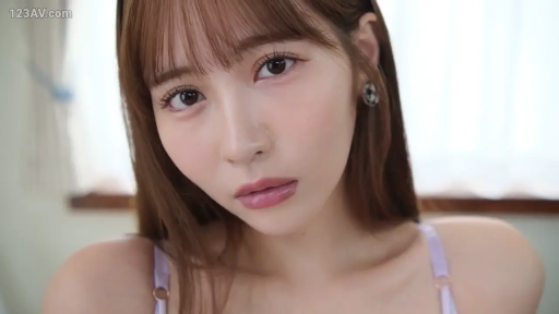 室内 · 忧郁 · 脸部特写 · 耳环 · 紫色吊带 · 俯视 · 静态 · 美女