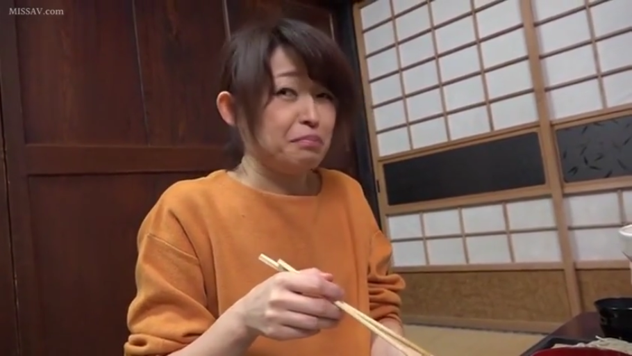 坐姿 · 面部 · 日式室内 · 筷子 · 橙色毛衣 · 准备进食 · 撅嘴