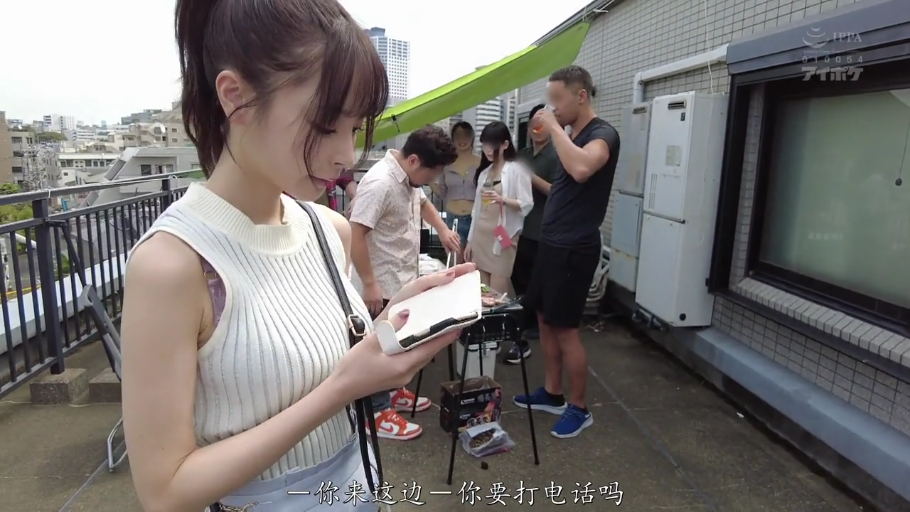若有所思 · 天台 · 女性侧脸特写 · 无袖针织上衣 · 手机保护套