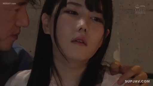 室内 · 抱擁 · 顔のクローズアップ · シャツ · 壁に寄りかかる · 男の手 · 迷茫