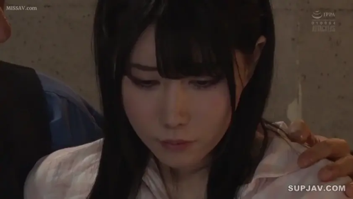 室内 · 座り姿勢 · 面部 · 憂鬱 · 頭を下げる · シャツ · 搭肩