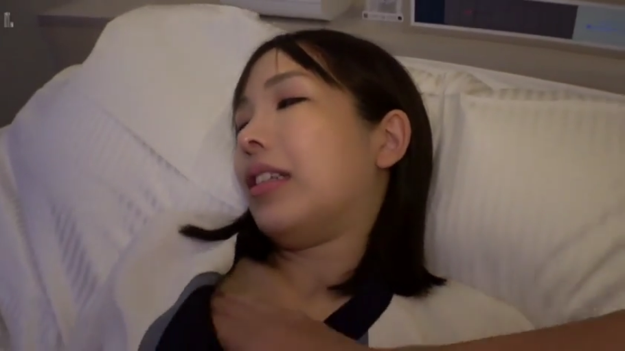 脸部特写 · 枕头 · 床上 · 平躺 · 被抚摸胸部 · 迷离呻吟 · 白色宽松上衣 · 受害者视角