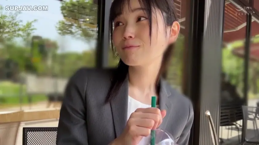 坐姿 · 中景 · 微笑 · 职业装 · OL · 持杯 · 户外咖啡厅 · 饮料杯