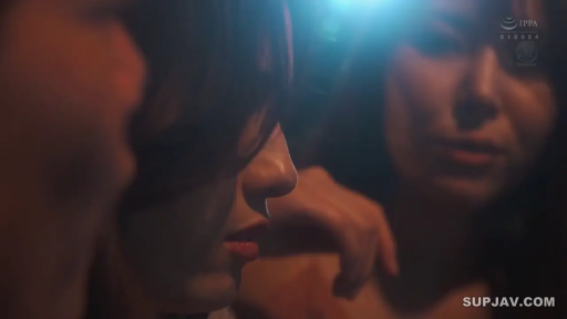 室内 · 陶醉 · 特写 · 亲昵 · 光线昏暗 · 贴脸 · 未见服装