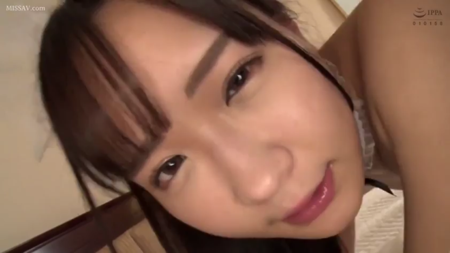 卧室 · 面部特写 · 诱惑 · 凝视 · 内衣 · 俯拍 · POV