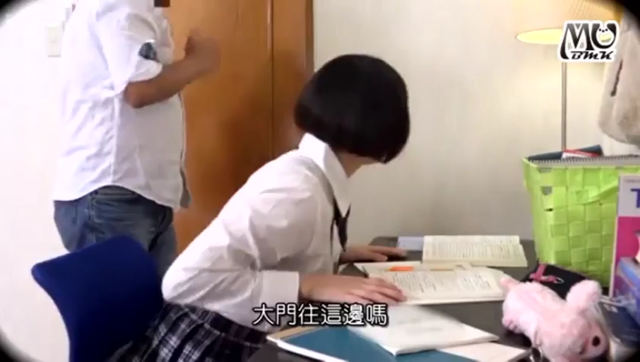 Sitting Posture · Bedroom · Medium shot · 自然 · 学生装 · Study · 书桌