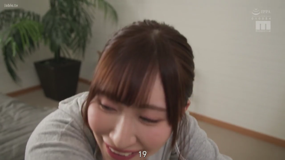 室内 · 愉悦 · 微笑 · 面部特写 · 绿植 · 前倾 · 灰色连帽衫 · 背景模糊