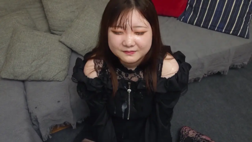 跪坐 · 脸部特写 · 沙发 · 客厅 · 颜射 · 黑色荷叶边上衣 · 鼓掌 · 眯眼笑