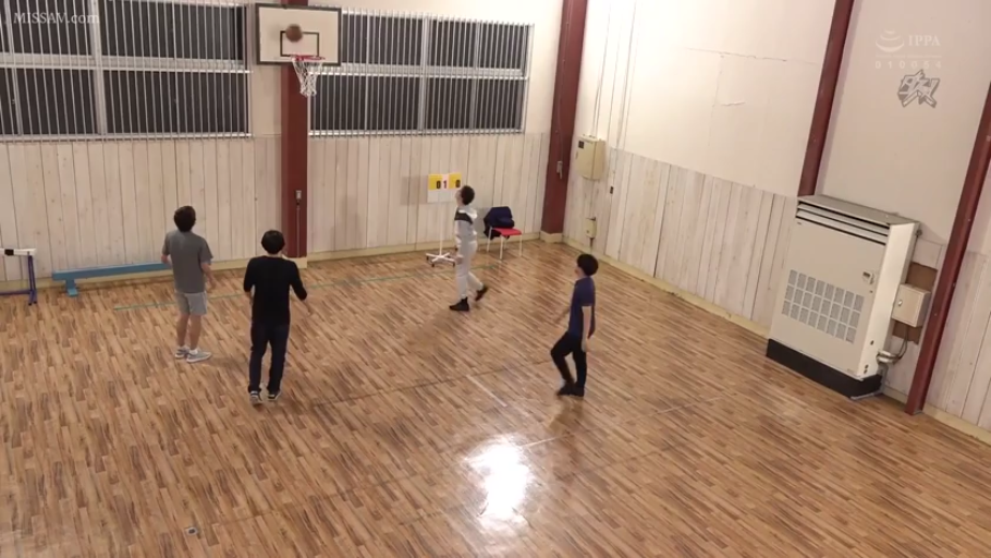 远景 · 运动服 · 篮筐 · 打篮球 · 团体活动 · 室内体育馆 · 奔跑姿态