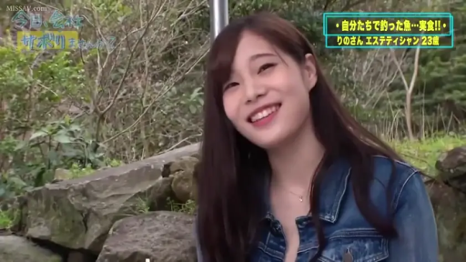 Subtitles · Medium shot · Facing the camera · Necklace · Outdoor · Brilliant · 牛仔外套 · 斜坐