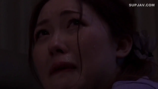 室内 · 特写 · 仰头 · 痛苦 · 高潮表情 · 流泪 · 紫色衣服