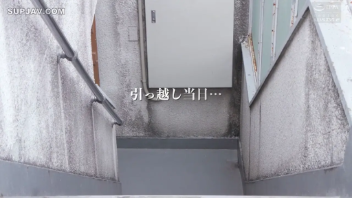 交谈 · 脸部 · 站立 · 项链 · 户外 · 忧虑 · 街头 · 白色大衣