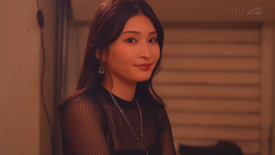 室内 · 坐姿 · 微笑 · 注视 · 上半身 · 黑色透视上衣