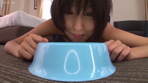 室内 · 面部 · 注视 · 爬行 · 蓝色上衣 · 恋物癖 · 宠物模仿 · 蓝色塑料碗