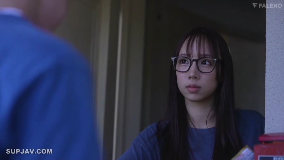 严肃 · 遮挡 · 脸部 · 眼镜 · 站姿 · 对视 · 门口 · T恤