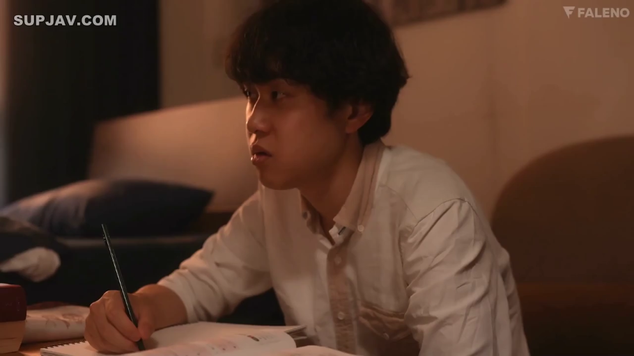 坐姿 · 专注 · 卧室 · 中景 · 衬衫 · 男性 · 笔 · 写作