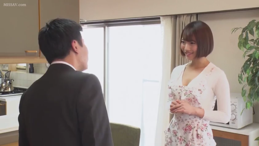 Conversation · Stand · Medium shot · Potted plant · Smile · Kitchen · 人妻 · Floral apron