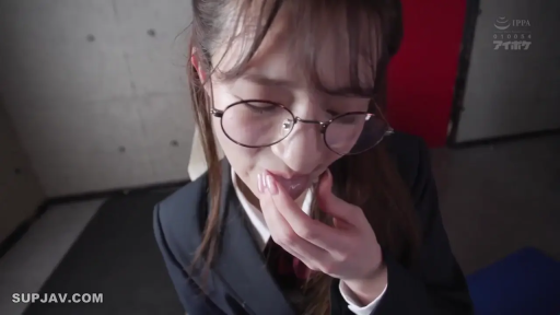 站立 · 中景 · 微笑 · 社交 · 红酒杯 · 宴会厅 · 聚会 · 晚礼服