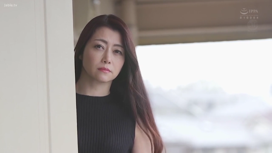 中景 · 冷淡 · 站立 · 注视 · 门外 · 熟女 · 黑色无袖上衣