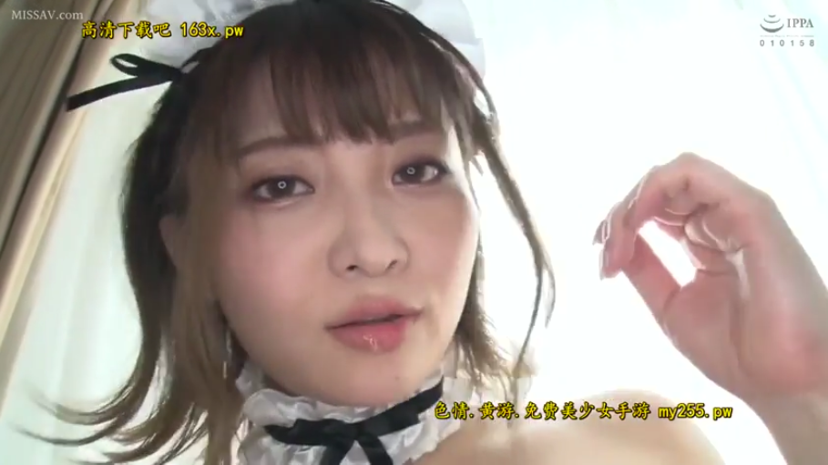 室内 · 低头 · 平静 · 手部 · 手机 · 长发 · 毛衣 · 操作手机