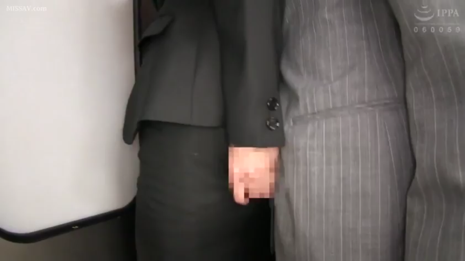 Stand · Close-up of the buttocks · Business attire · 电车