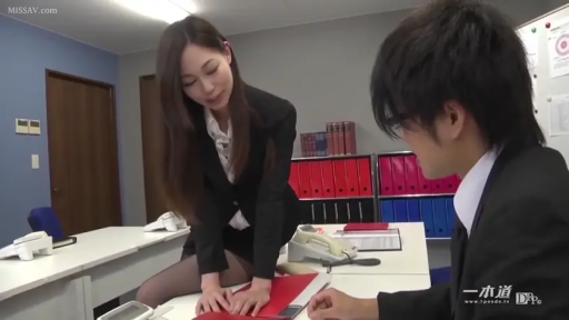 座り姿勢 · 办公室 · オフィスデスク · 中景 · 微笑 · ビジネススーツ · 诱惑 · 长发