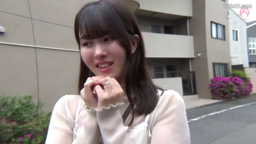 顔 · 站立 · 恥ずかしがり屋 · 指輪 · 街头 · 祈祷 · 白色外衫