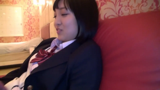 室内 · 交谈 · 微笑 · 领结 · 靠垫 · 是 · 制服诱惑 · 靠坐