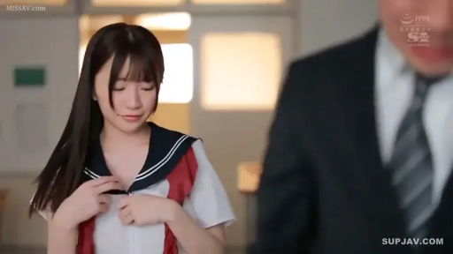 教室 · 站立 · 半身 · 制服 · 水手服 · 整理衣服 · 含蓄