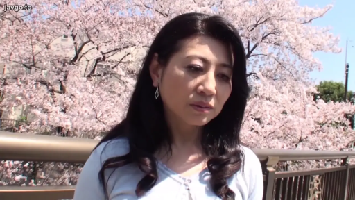 忧郁 · 站立 · 护栏 · 凝视 · 针织衫 · 中景特写 · 樱花林 · 外景