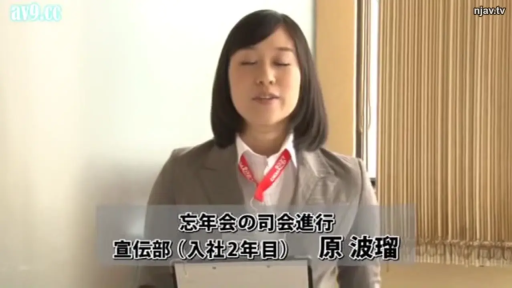 室内 · 站立 · 字幕 · 中景 · 自然 · 职业装 · 文件夹 · 播报