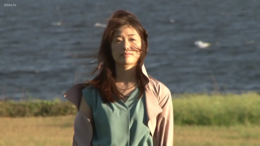 站立 · 平静 · 半身 · トレンチコート · 注視 · 湖边 · 熟女