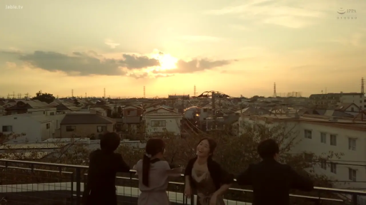 站立 · 远景 · 栏杆 · 笑容 · 休闲服 · 天台 · 闲聊 · 夕阳