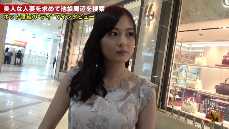 站立 · 半身 · 项链 · 端庄 · 注视 · 街头采访 · 蕾丝裙 · 商场