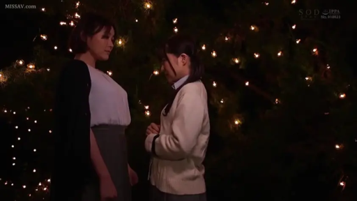 嚴肅 · 站立 · 職業裝 · 对视 · 户外 · 深夜 · 彩灯