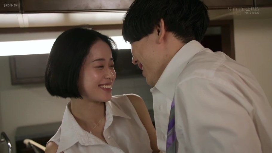 室内 · 白衬衫 · 对视 · 近景 · 笑容 · 対面