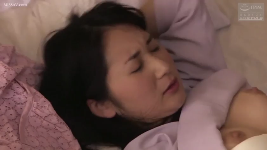 室内 · 面部 · 卧姿 · 睡衣